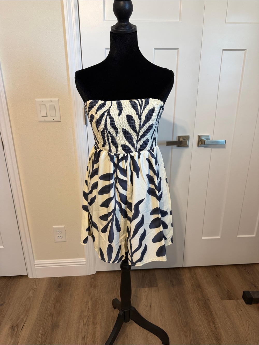 SHEIN Navy and Cream Strapless Leaf-Print Sundress